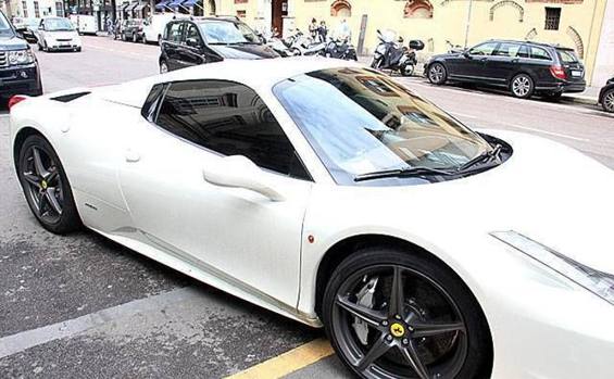 mario-balotelli-ferrari-458-italia-bianca-2013-milano-maggio-1-U902137707987EB--742x458@Gazzetta-Web_mediagallery-article