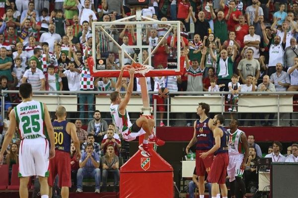 Колтон Айверсон колотит сверху, Анте Томич наблюдает, Euroleague
