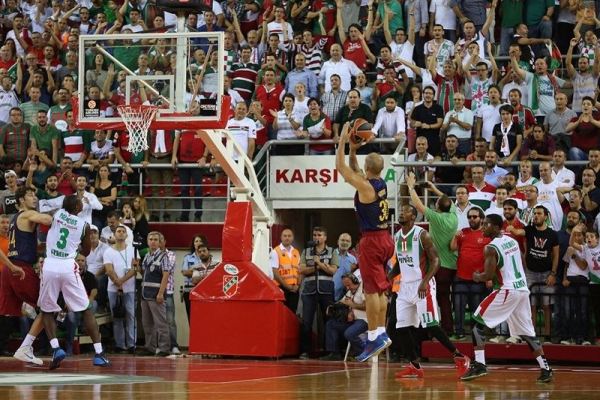 Карлос Арройо "стреляет" со средней дистанции и промахивается, Euroleague