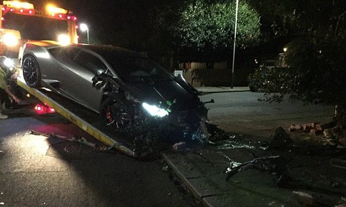Защитник Вест Хэма на Lamborghini «заехал» в гости к своему фанату - Другая сторона