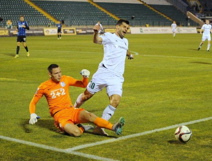 В борьбе за мяч Младен Бартулович (справа), vorskla.com.ua