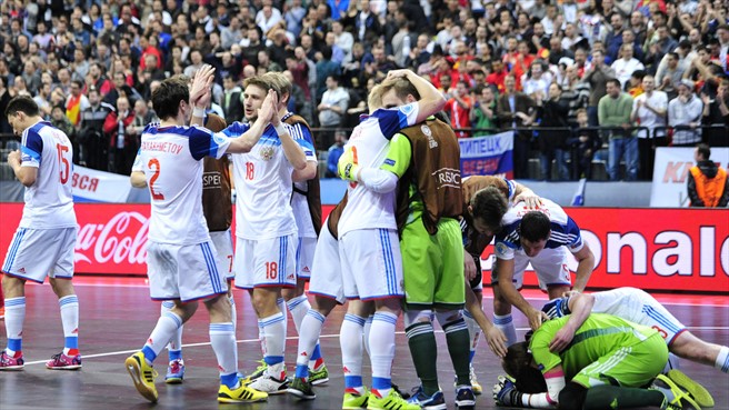 Радость игроков сборной России после победы над сербами в полуфинале, uefa.com