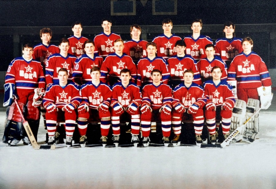 ЦСКА. Сезон 1991/1992. Игорь Малыхин в верхнем ряду первый слева, worldhockeyclassic.ru