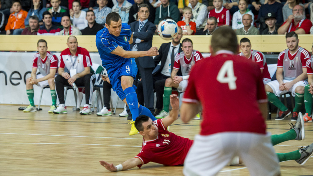 Итальянец Фортино наносит удар по воротам венгров, futsal.mlsz.hu