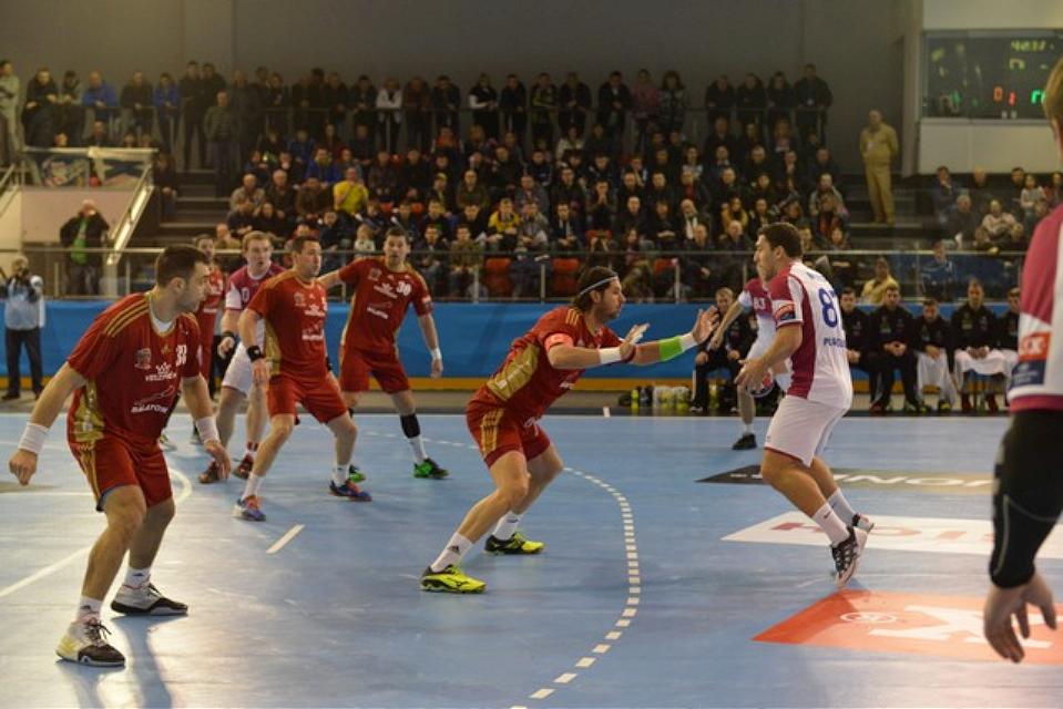 Персональная защита Веспрема против Бариса Пухоски (в белом, с мячом), ehf.eu