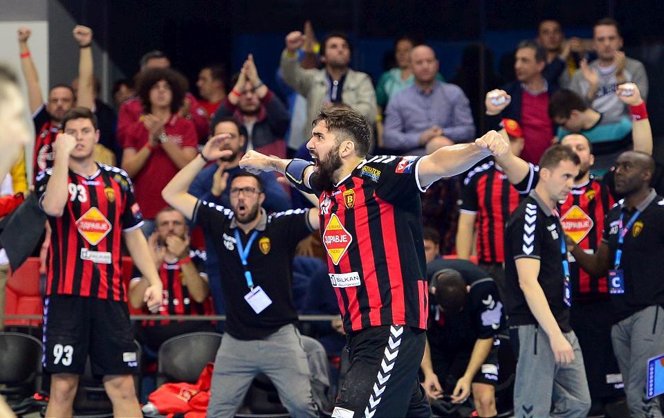 Игроки Вардара празднуют один из ключевых мячей в матче против Вислы, ehf.eu