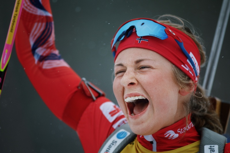 Радость Ингрид после выигрыша бронзовой награды в масс-старте, eurobiathlon.csp72.ru