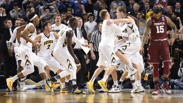 Радость игроков Айовы,  @IowaHoops
