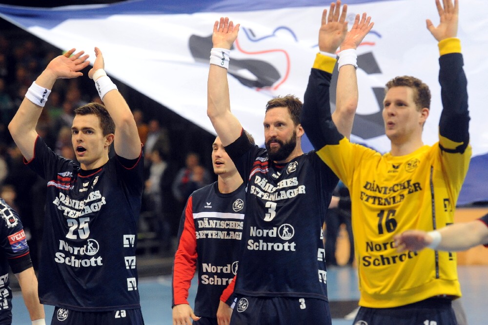 Игроки Фленсбурга празднуют выход в четвертьфинал, sg-flensburg-handewitt.de