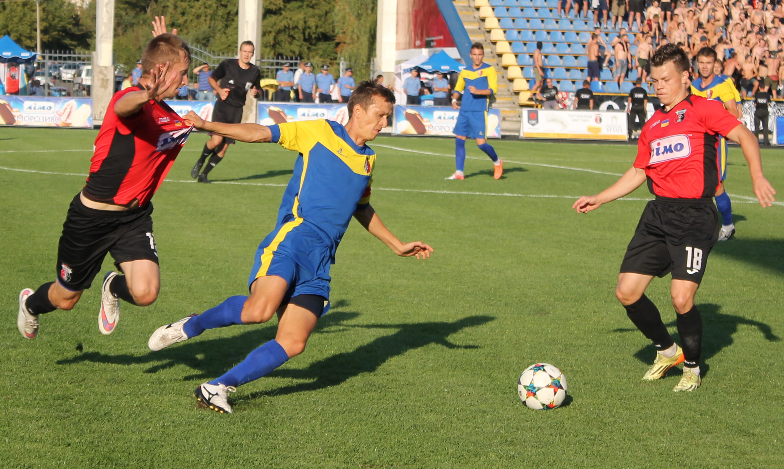 Капитан белоцерковцев Гетьман против ровенчан Скоцкого и Шутова, фото arsenalbc.in.ua