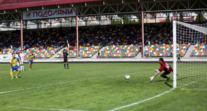 Вратарь криворожан Ганев отражает удар Атласюка, фото fc.ternopil.ua