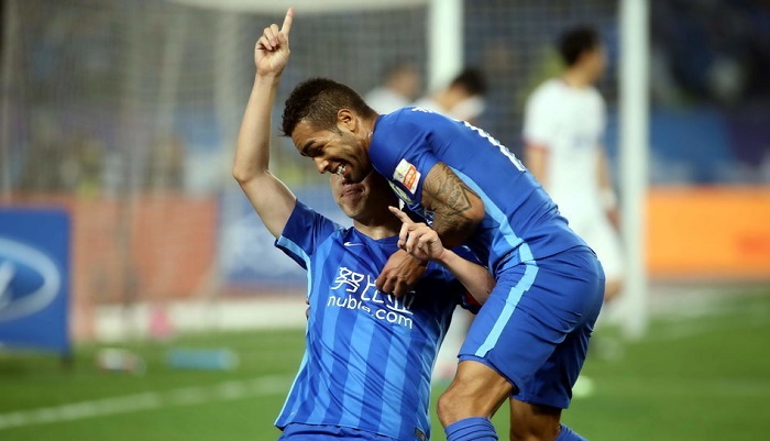 Алекс Тейшейра поздравляет Хан Жэня, фото sports.sina.com.cn