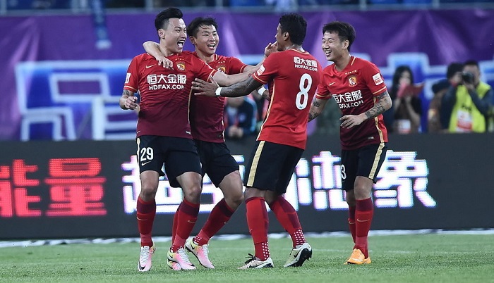 Паулиньо поздравляет партнеров по команде, фото sports.sina.com.cn