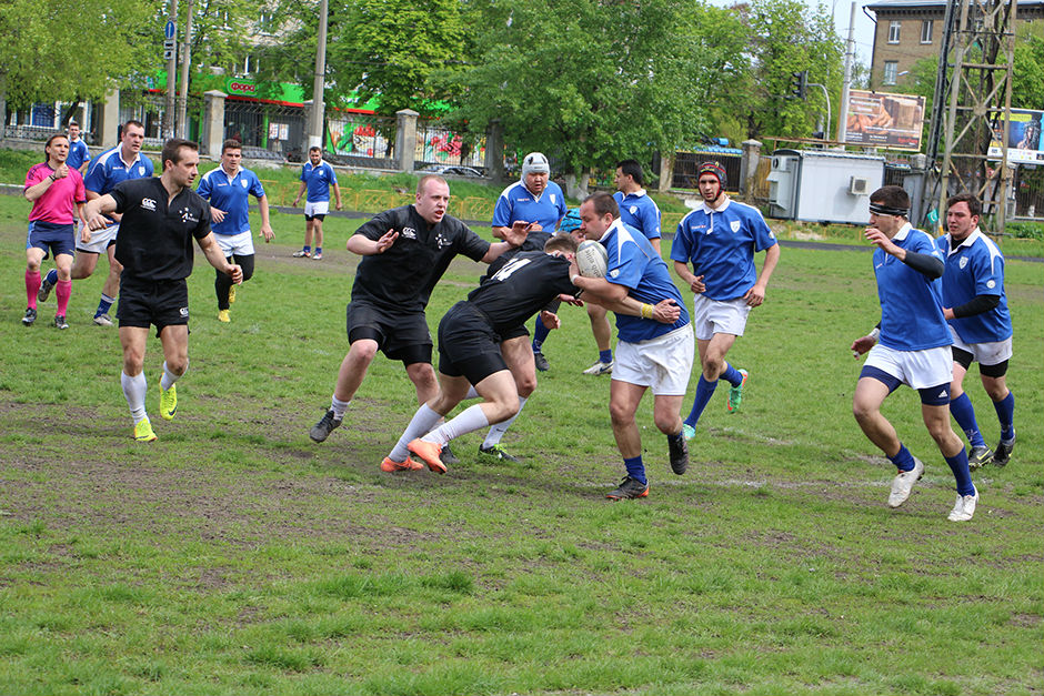 Одна з небагатьох атак Політехніка (у синьому), rugbypoliteh.com.ua