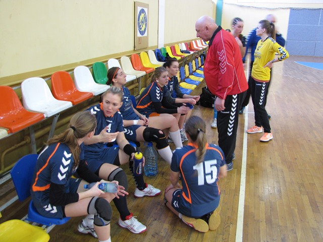 Главный тренер Днепрянки Михаил Милославский дает указания игрокам, handball.net.ua