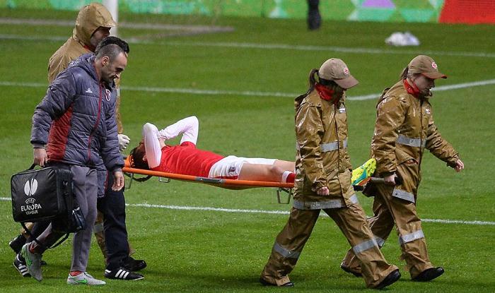 Педру Сантуш покидает поле на носилках, maisfutebol.iol.pt