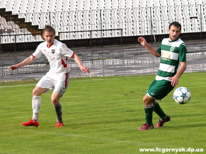 Богдан Семенец (справа) удален впервые в карьере, фото fcgornyak.dp.ua
