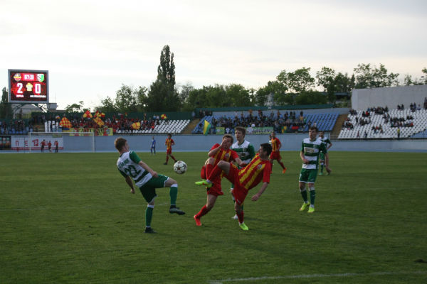 В центре внимания автор гола и голевой передачи Акименко, фото fczirka.com.ua