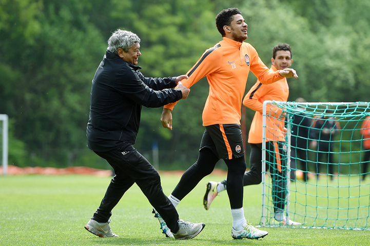 Луческу тягне Тайсона до журналістів, shakhtar.com