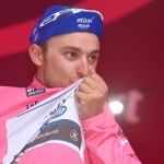 Джанлука Брамбилла целует заслуженную розовую майку, Getty Images