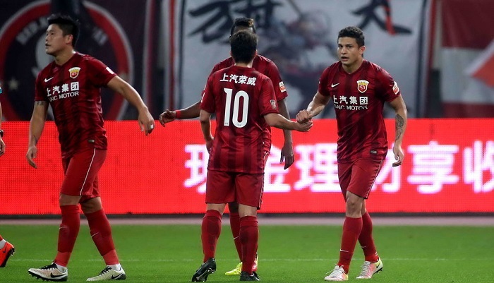 Дарио Конка поздравляет Элкесона с очередным голом, фото sports.sina.com.cn