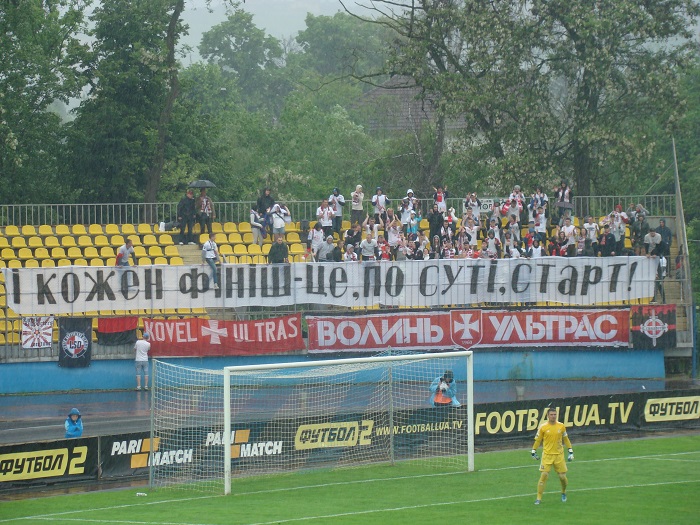 Ультрас Волині, чий клуб теж вмирає, вирішили по-філософськи підтримати Говерлу, фото Андрія Сеньківа