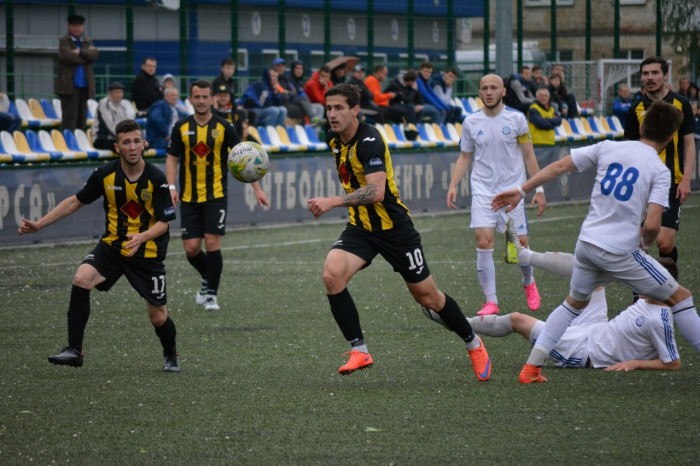 Юрий Перин (№10) рвется к воротам «каталонцев», фото fcbarsa.com.ua