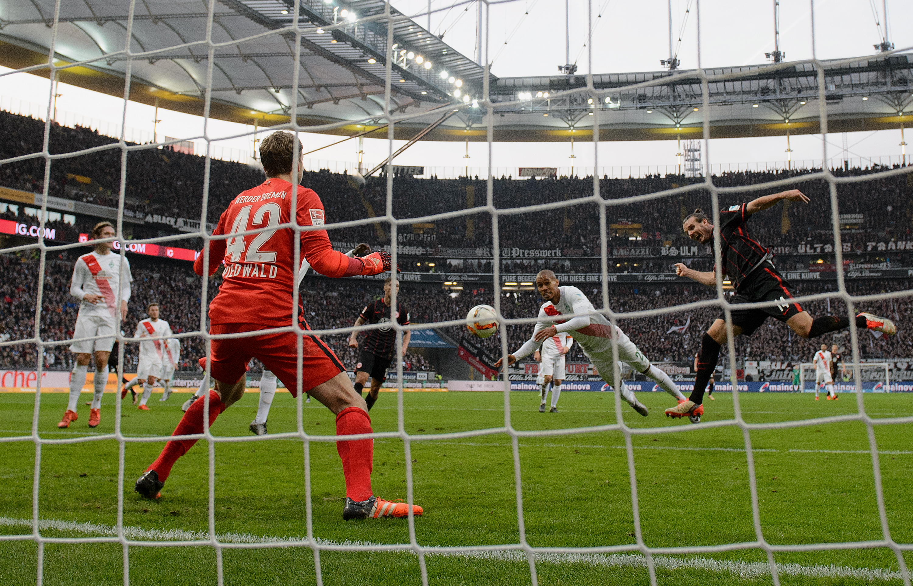 В первом круге Айнтрахт оказался сильнее Вердера (2:1), Getty Images