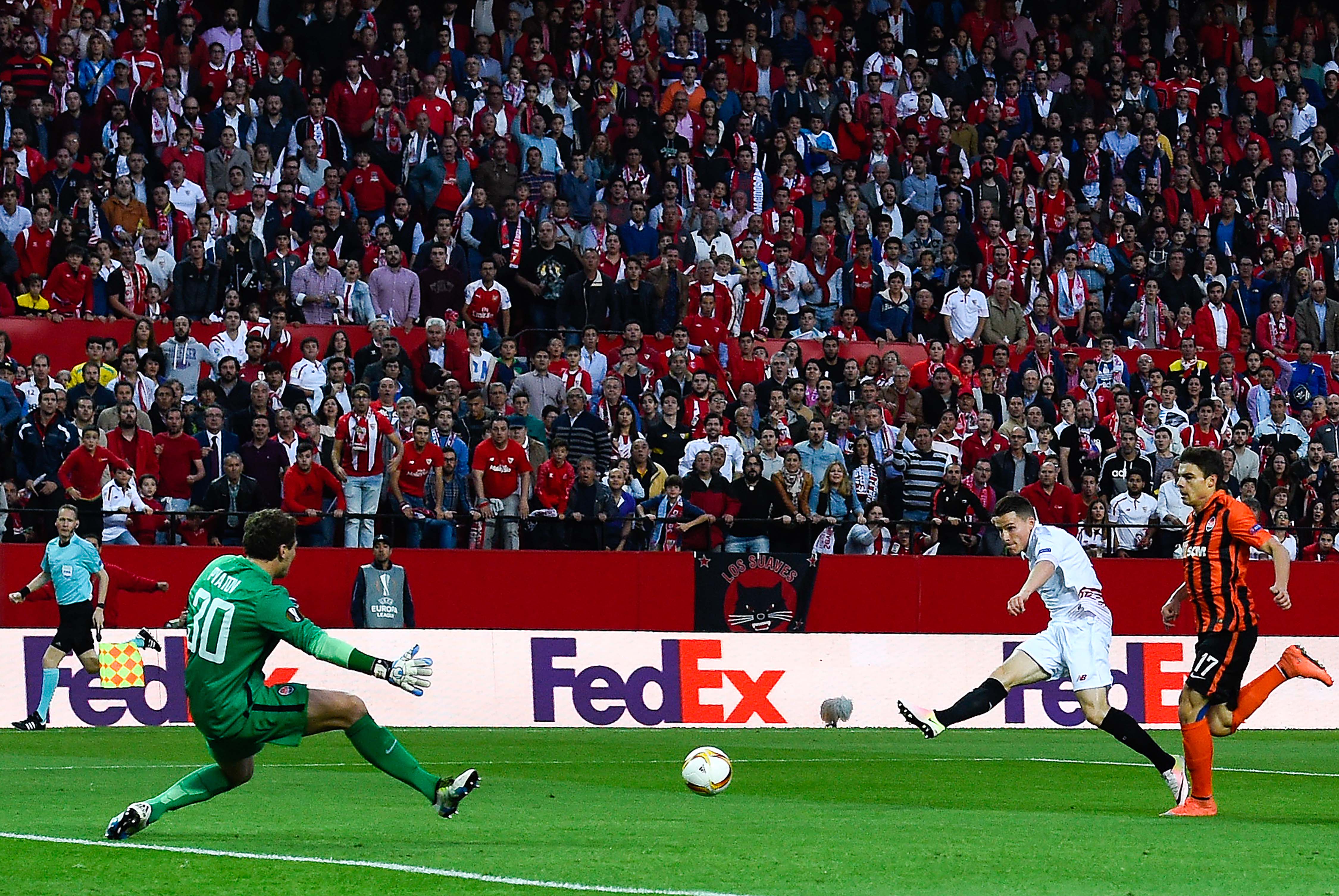 Кевин Гамейро (второй справа) открывает счет в матче с Шахтером (3:1), Getty Images