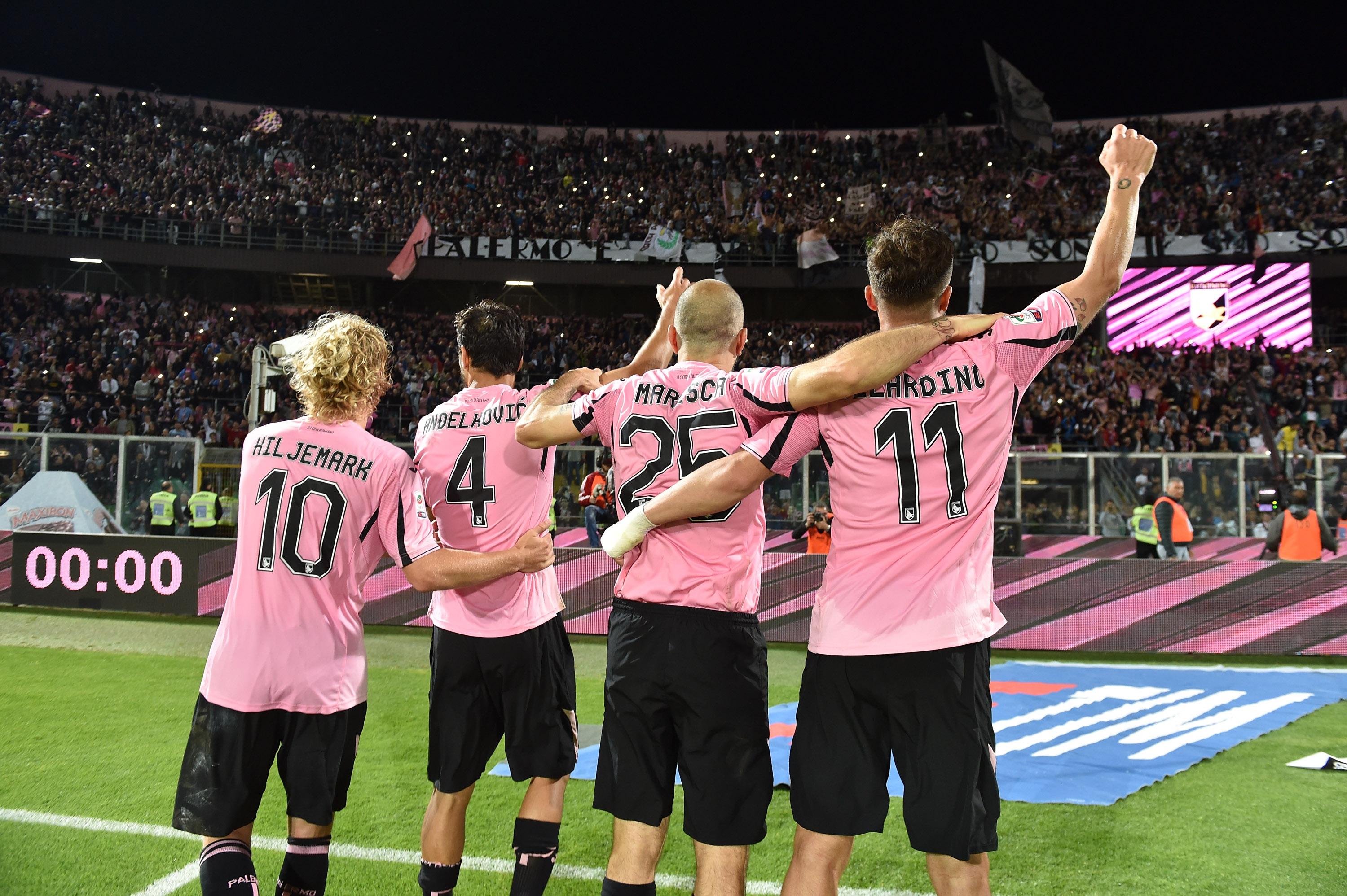 PALERMO, ITALY - MAY 15:  Players of Palermo celebrate after winning the Serie A match between US Citta di Palermo and Hellas Verona FC at Stadio Renzo Barbera on May 15, 2016 in Palermo, Italy.  (Photo by Tullio M. Puglia/Getty Images)