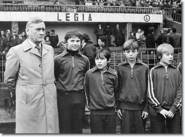 Trener Kazimierz Gorski i trampkarze
