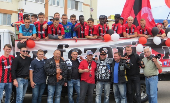 Команду Заря с кубком возила по Бельцам специальная техника, фото fczaria.md