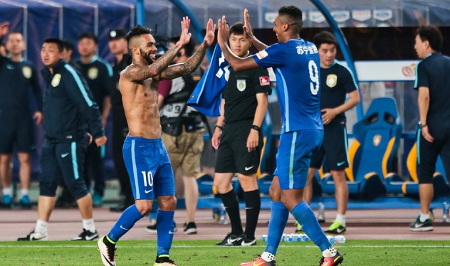 Тейшейра и Жо празднуют гол, фото sports.sina.com.cn