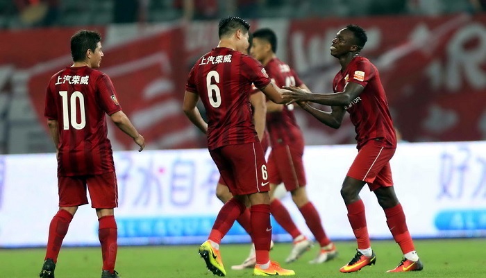 Дарио Конка и Жан Куасси празднуют гол, фото sports.sina.com.cn