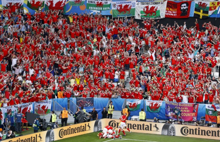 Игроки вместе с болельщиками празднуют невероятный успех, twitter.com/FAWales