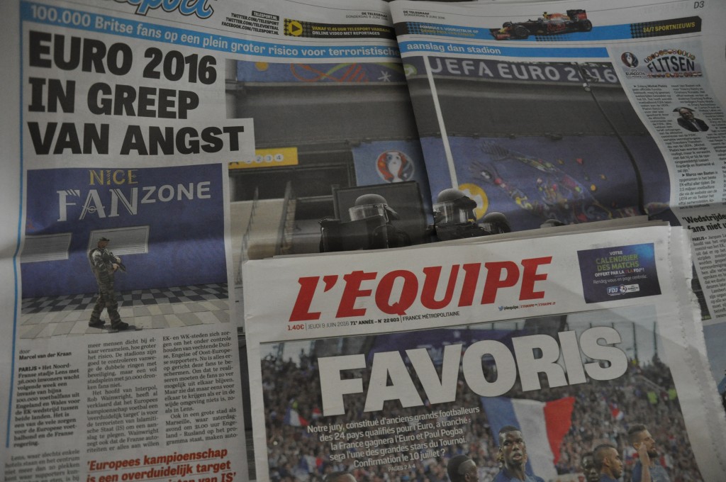 Четвергові випуски De Telegraaf (знизу) та L'Equipe (зверху), фото автора