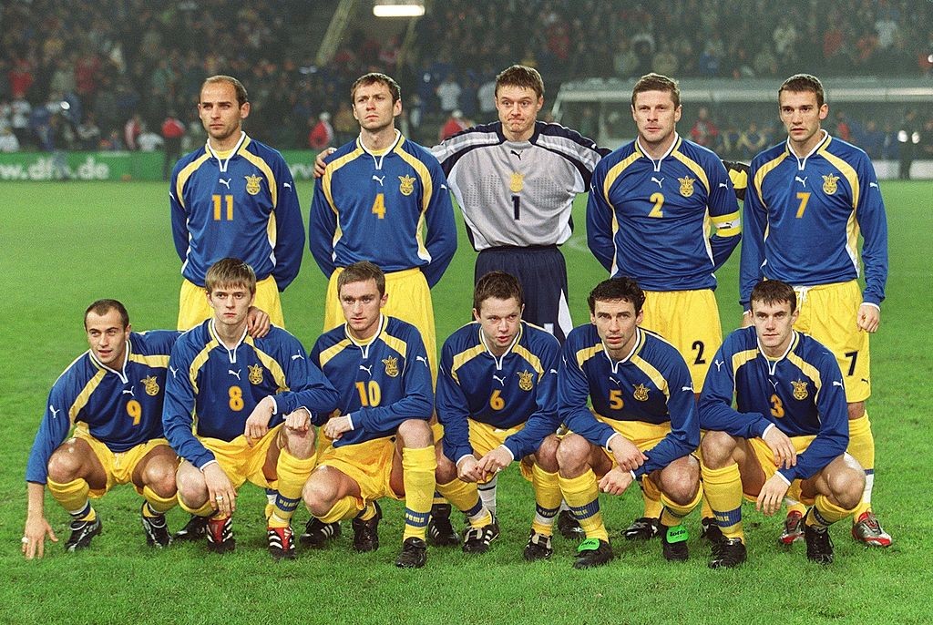Протокольное фото сборной Украины перед ответным матчем с Германией (4:1). 2001 год. Getty Images