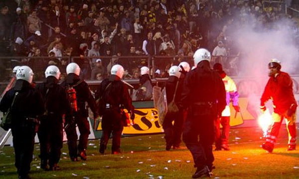 Police-try-to-stop-fans-g-006