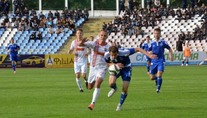 Джгереная пытается опередить черкассчанина Качура, фото fcdynamo.kiev.ua