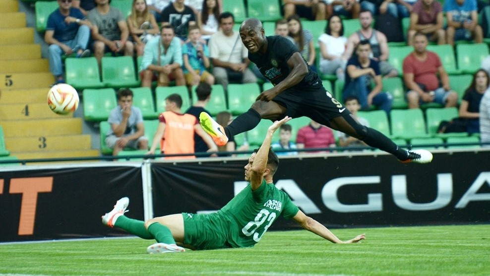 Пьер Вебо из Османлыспора наносит удар по воротам Зимбру, uefa.com