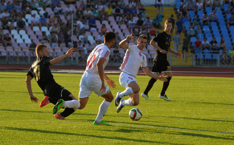 Даже с Ковпаком Черкасский Днепр не может протаранить оборону Колоса, фото fc-avangard.com.ua