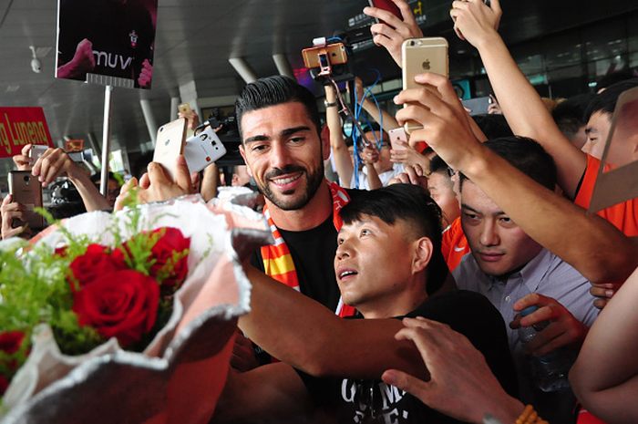Graziano Pelle Arrives In Jinan