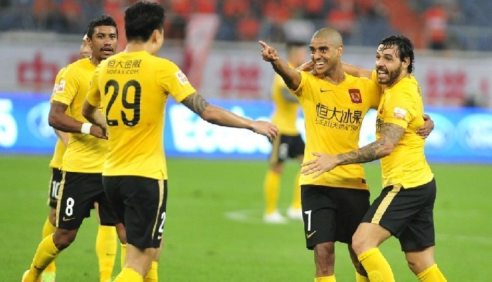 Гулар поздравляет Алана с голом, фото sports.sina.com.cn