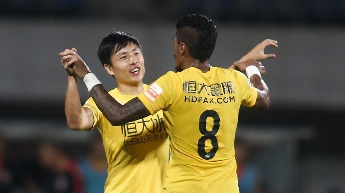 Чжэн Лун и Паулиньо празднуют победу, фото sports.sina.com.cn