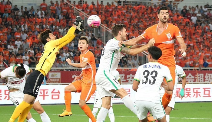 Грациано Пелле в борьбе за мяч, фото sports.sina.com.cn