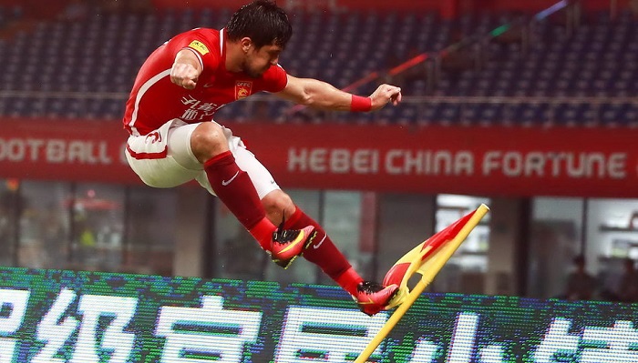 Алоизио на угловом флажке празднует гол, фото sports.sina.com.cn