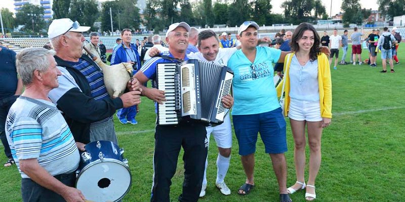 Колоритные зарянские фаны готовы сделать второй лиге шоу, фото fcbalkans.com.ua