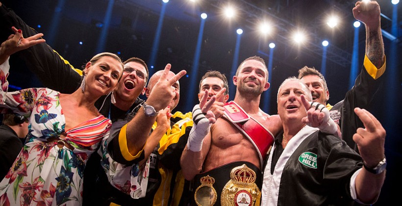 Де Каролис остался чемпионом, Абрахам вернулся с победой - Бокс