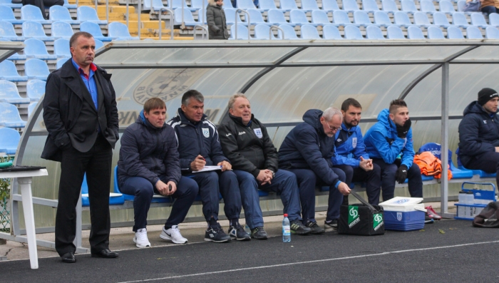 Руслан Забранский (слева) с тренерским штабом, mfc.mk.ua