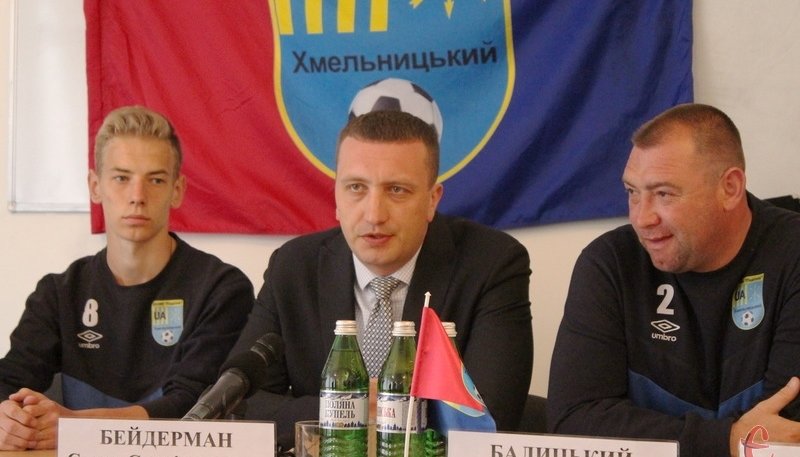 Евгений Бейдерман (в центре), ye.ua